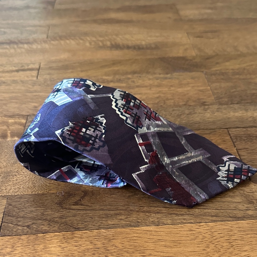 Abstract Patterned Men's Tie - Picture 2 of 5